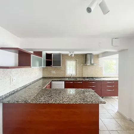Private 5-bedroom With Pool And Sea View In Вилла