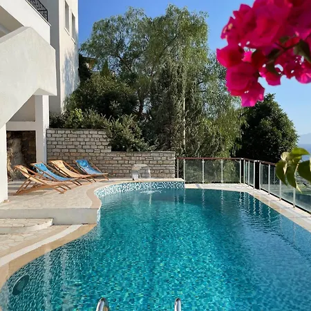 Private 5-bedroom With Pool And Sea View In فيلة *