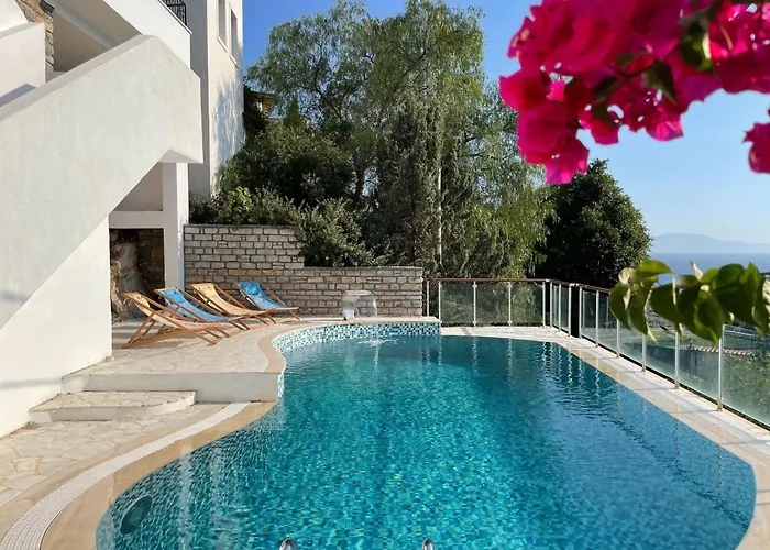 Private 5-bedroom With Pool And Sea View In Villa *