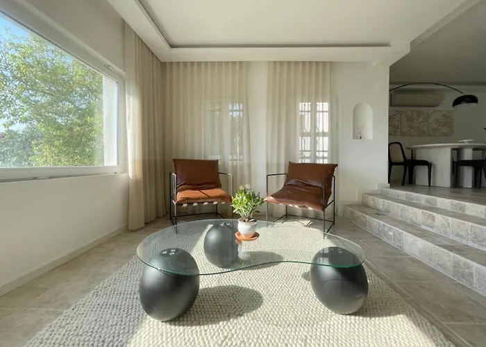 Вилла Private 5-bedroom With Pool And Sea View In *